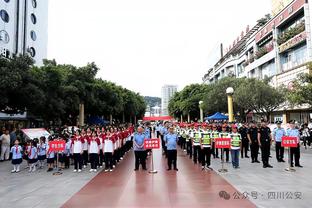 致命诱惑！莱万与老婆热舞迎接新年